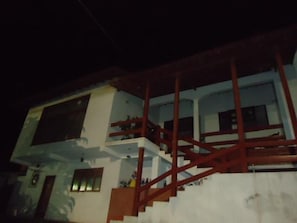 Vista frontal de la propiedad por la tarde o noche