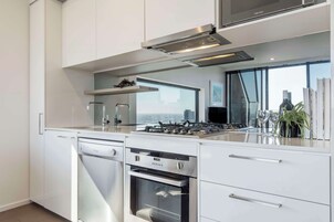 Frigorífico grande, microondas, placa de cocina y lavavajillas