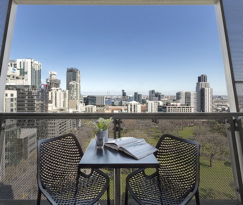 Oaks Melbourne on William Suites