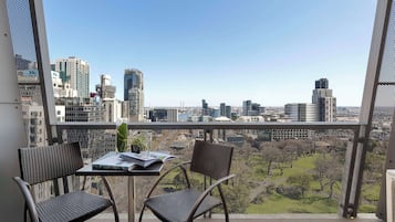 Caja de seguridad en la habitación y escritorio