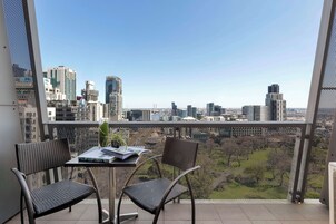 Caja fuerte, escritorio, espacio para trabajar con un portátil