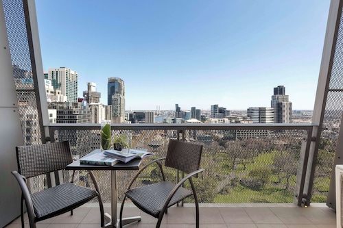 Oaks Melbourne on William Suites