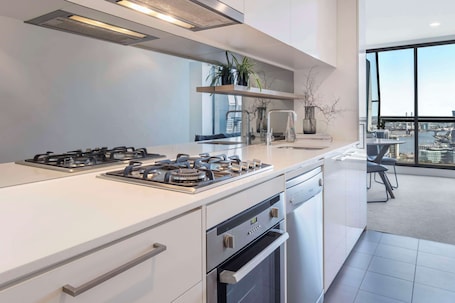 Full-size fridge, microwave, stovetop, dishwasher