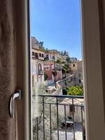 Caja de seguridad en la habitación y sistema de insonorización 