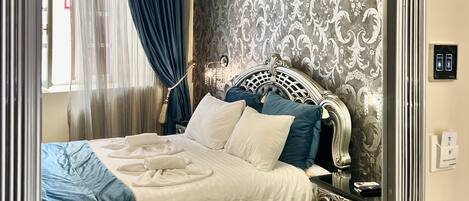 Un dormitorio con una cama con dosel, paneles de pared ornamentados y una araña.