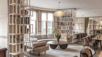 Se sirven desayunos, almuerzos y cenas; cocina internacional