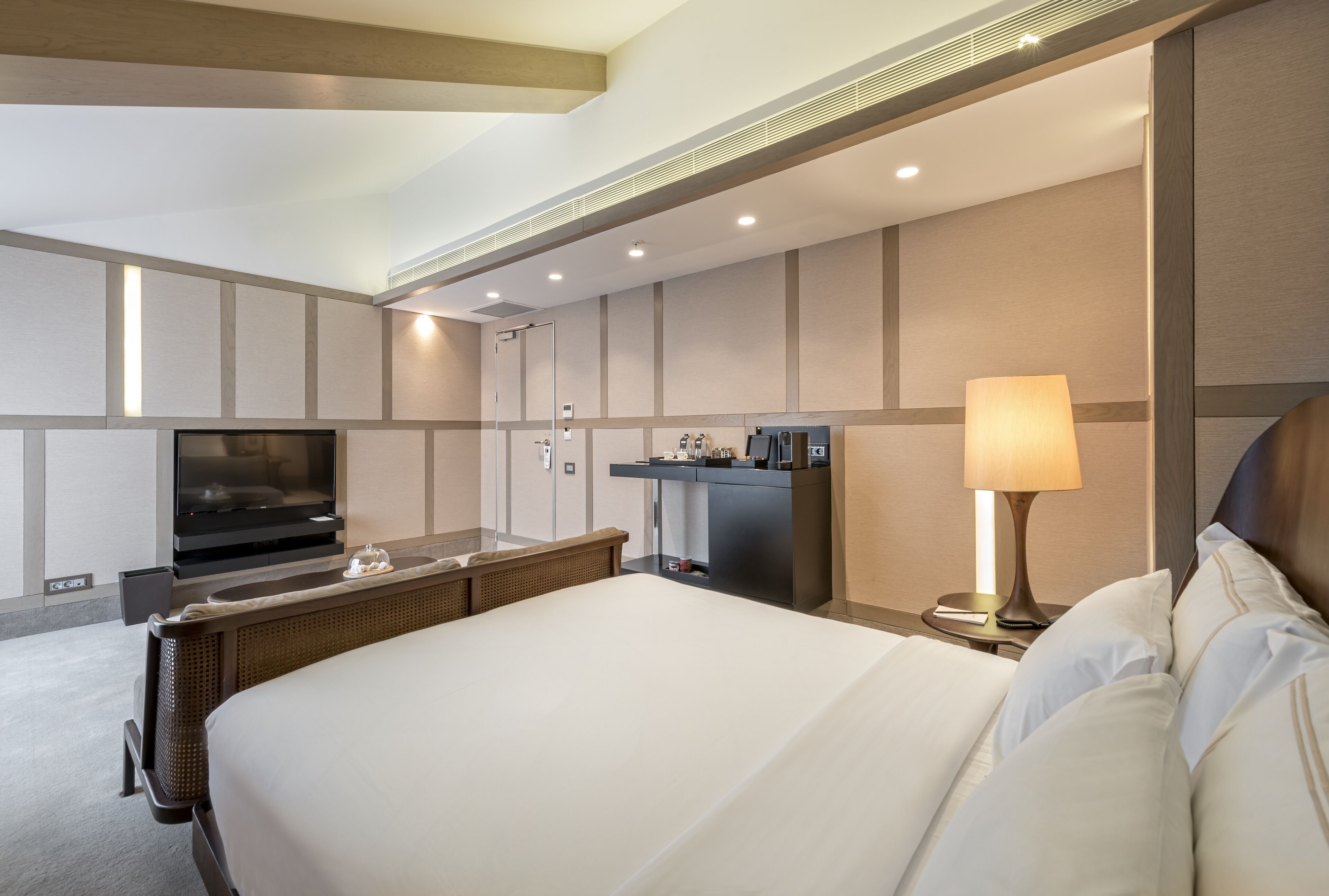 deluxe suite, terrace | 1 bedroom, minibar, in-room safe, desk