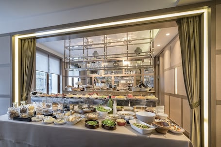 Desayuno buffet diario (EUR 30 por persona)