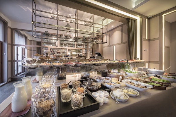 Dagelijks ontbijtbuffet (EUR 30 per persoon)