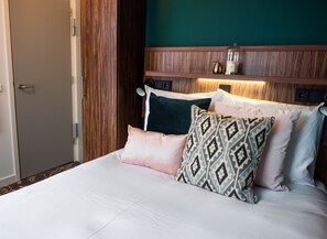 Basic Room, 1 Queen Bed | In-room safe, free WiFi, bed sheets - Linden Hotel (Amsterdam)