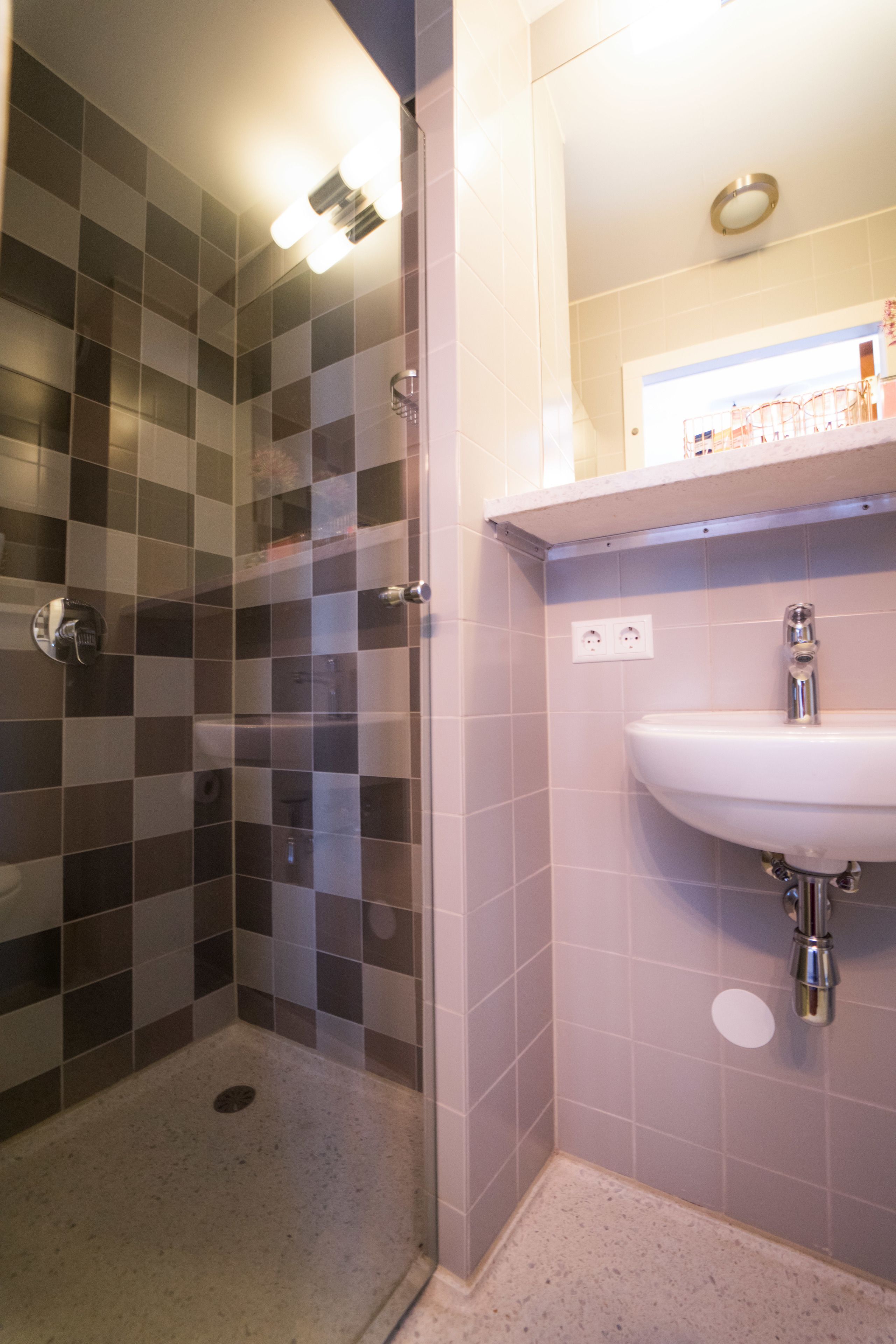 standard room, 2 single beds | bathroom | combined shower/bathtub, free toiletries, hair dryer, towels