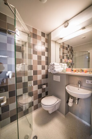 Family Room | Bathroom | Combined shower/bathtub, free toiletries, hair dryer, towels - Linden Hotel (Amsterdam)