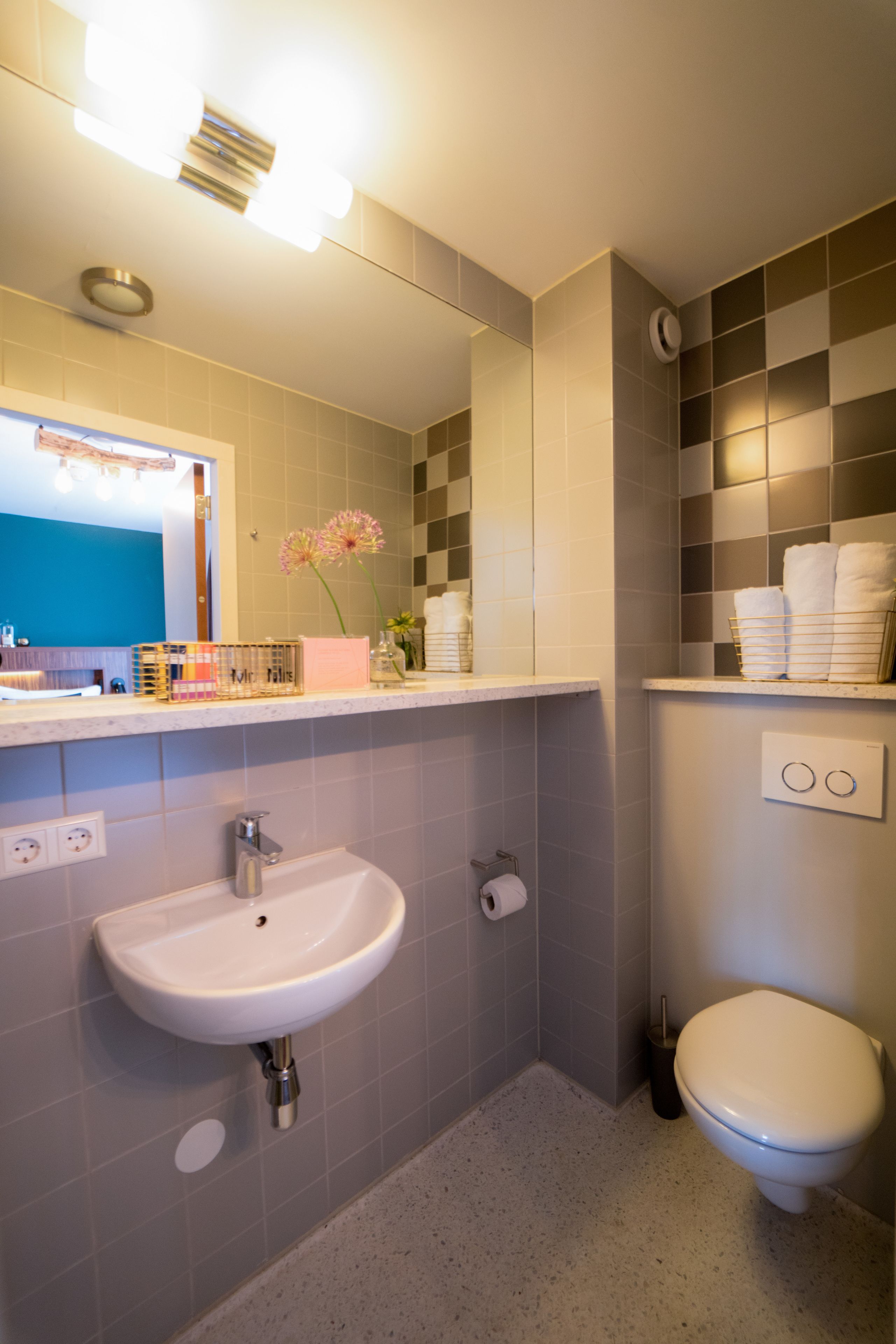 standard room, 2 single beds | bathroom | combined shower/bathtub, free toiletries, hair dryer, towels