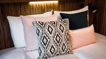 Chambre, 2 lits une place | Coffres-forts dans les chambres, Wi-Fi gratuit, draps fournis