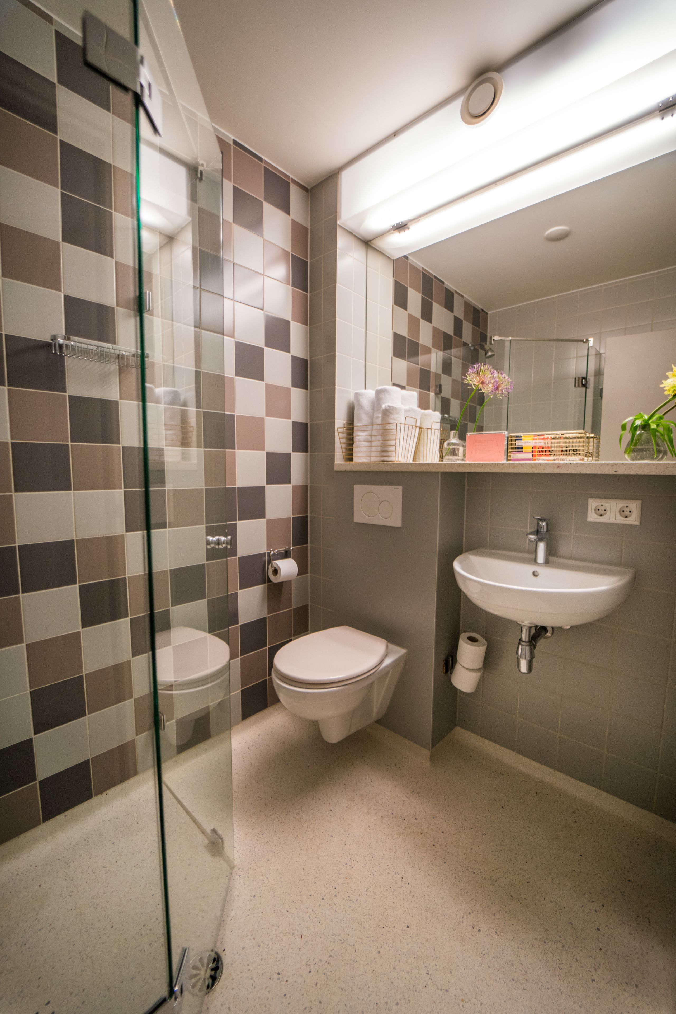 standard room, 1 queen bed | bathroom | combined shower/bathtub, free toiletries, hair dryer, towels