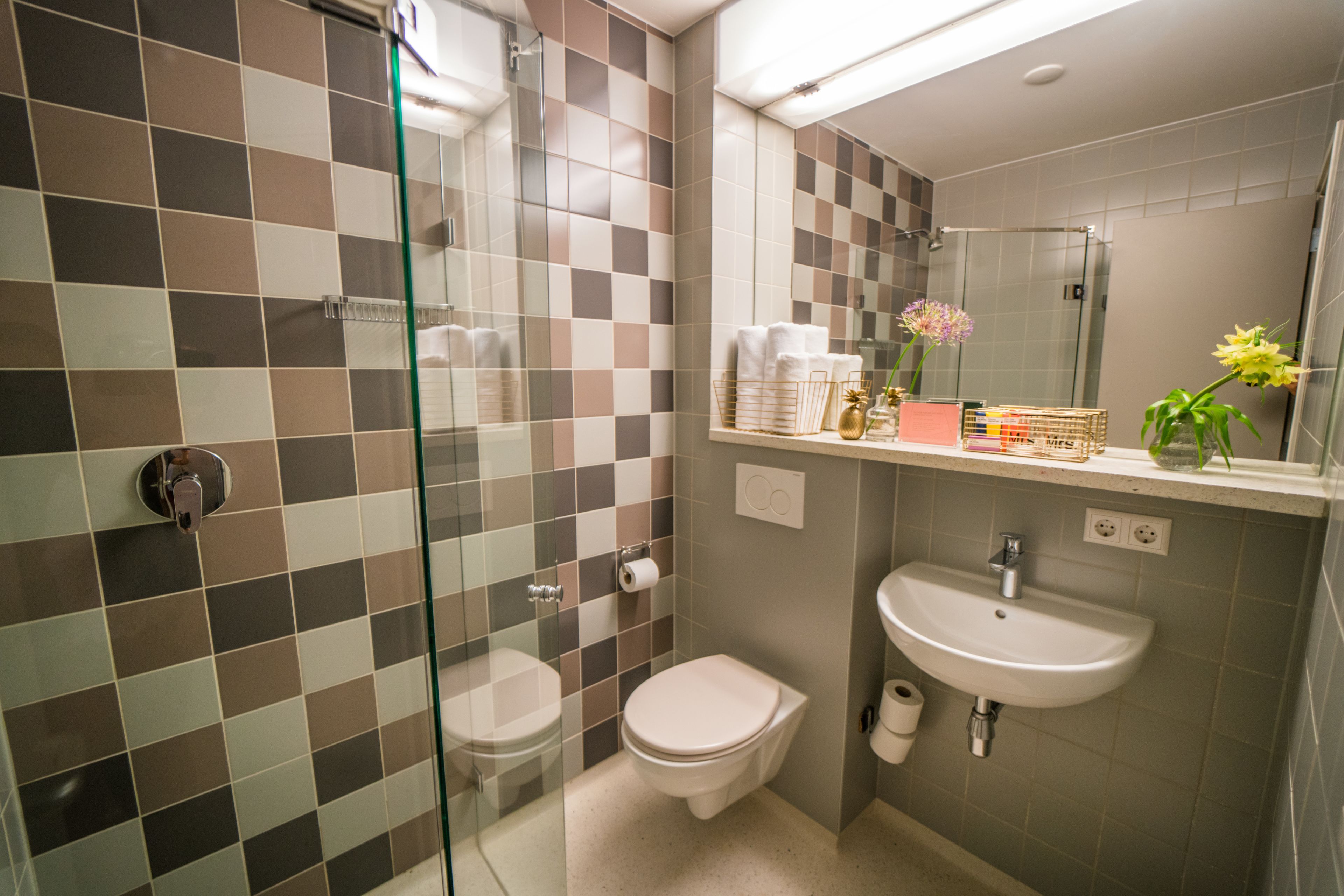 standard room, 1 queen bed | bathroom | combined shower/bathtub, free toiletries, hair dryer, towels