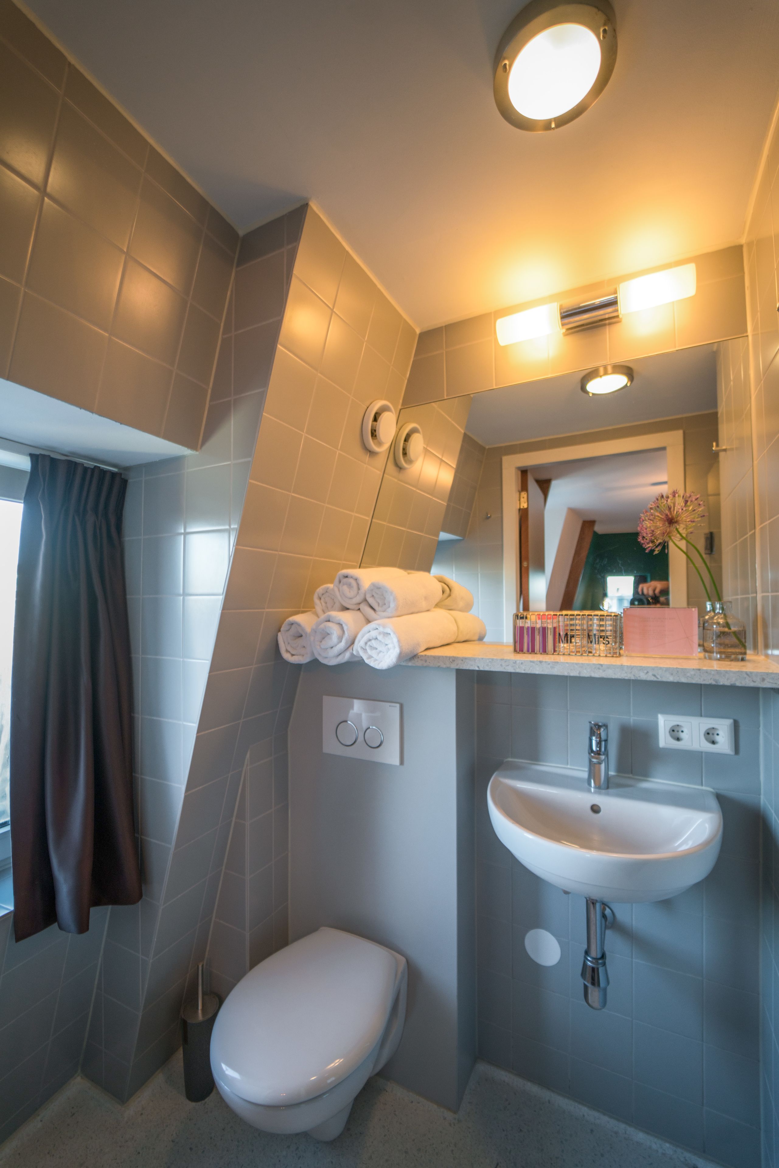 triple room, 3 single beds | bathroom | combined shower/bathtub, free toiletries, hair dryer, towels