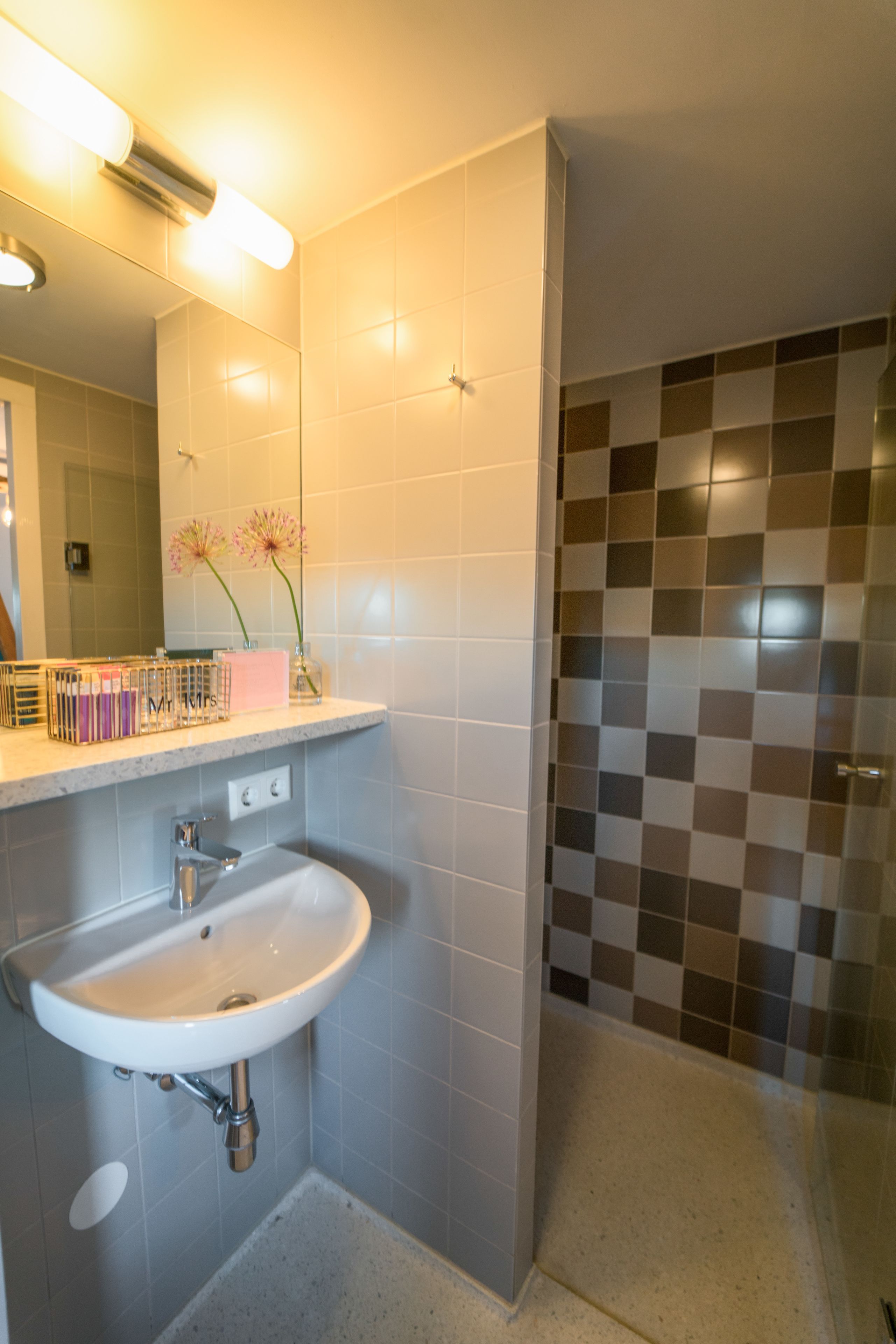 triple room, 3 single beds | bathroom | combined shower/bathtub, free toiletries, hair dryer, towels