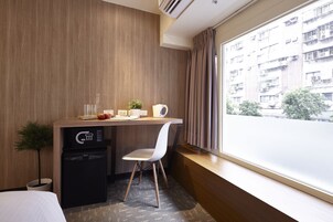 豪華三人房 | 高級寢具、羽絨被、客房內保險箱、書桌