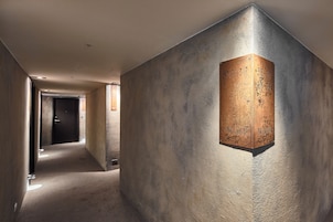 高級寢具、羽絨被、客房內保險箱、書桌