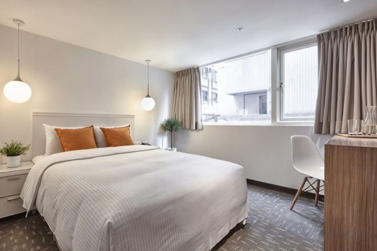 Premium bedding, down comforters, in-room safe, desk