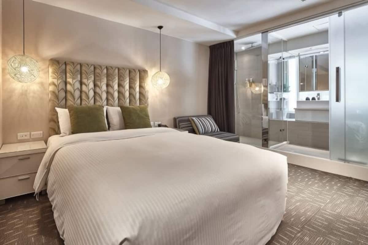 Premium bedding, down comforters, in-room safe, desk