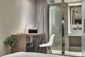 Premium bedding, down comforters, in-room safe, desk - Via Hotel Loft (Taipei)