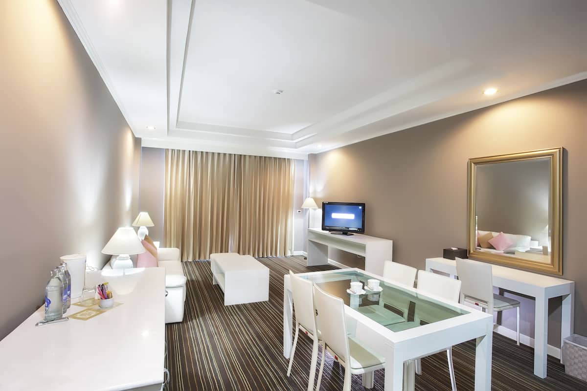 Suite | Desk, soundproofing, rollaway beds, free WiFi