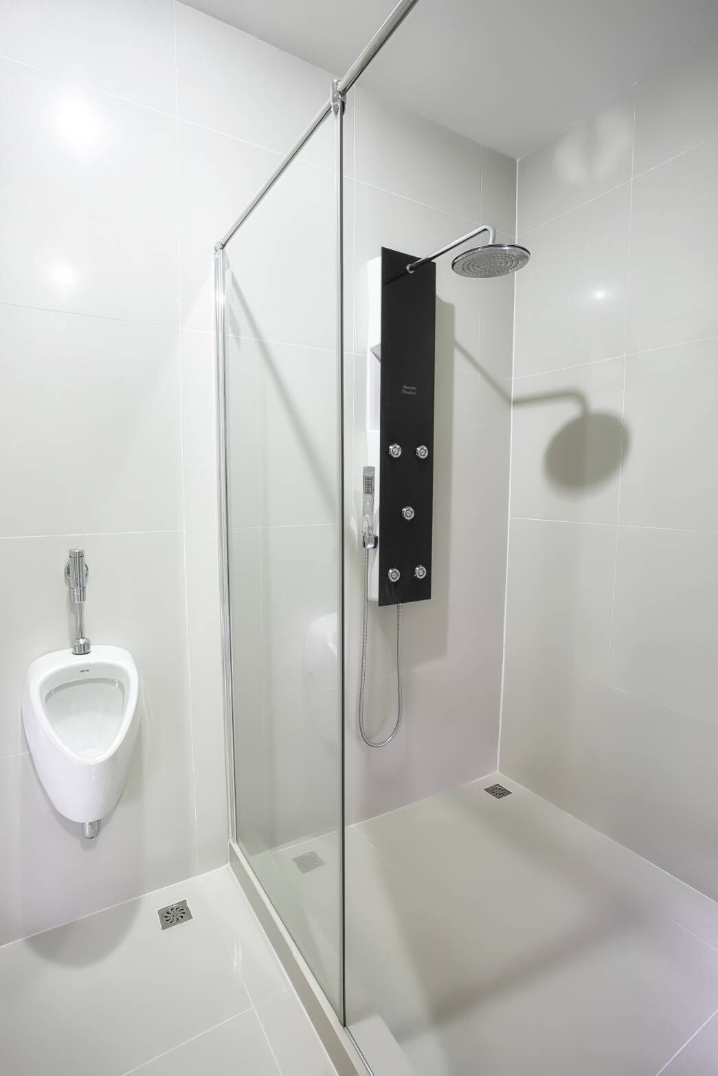 Suite | Badkamer | Een bad/douchecombinatie, gratis toiletartikelen, een haardroger