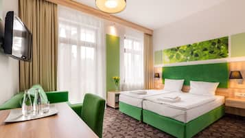 Kamar Double atau Twin Standar | Meja kerja, tempat tidur bayi gratis, Wi-Fi gratis, dan seprai linen