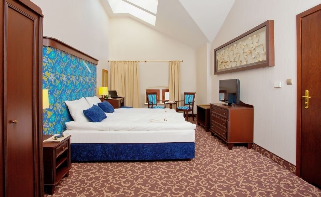 desk, free cots/infant beds, free wifi, bed sheets