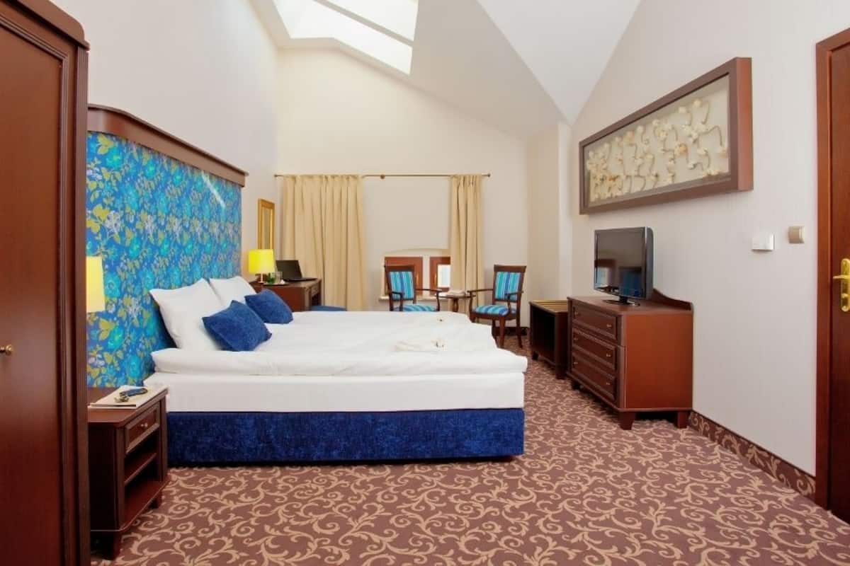 desk, free cots/infant beds, free wifi, bed sheets