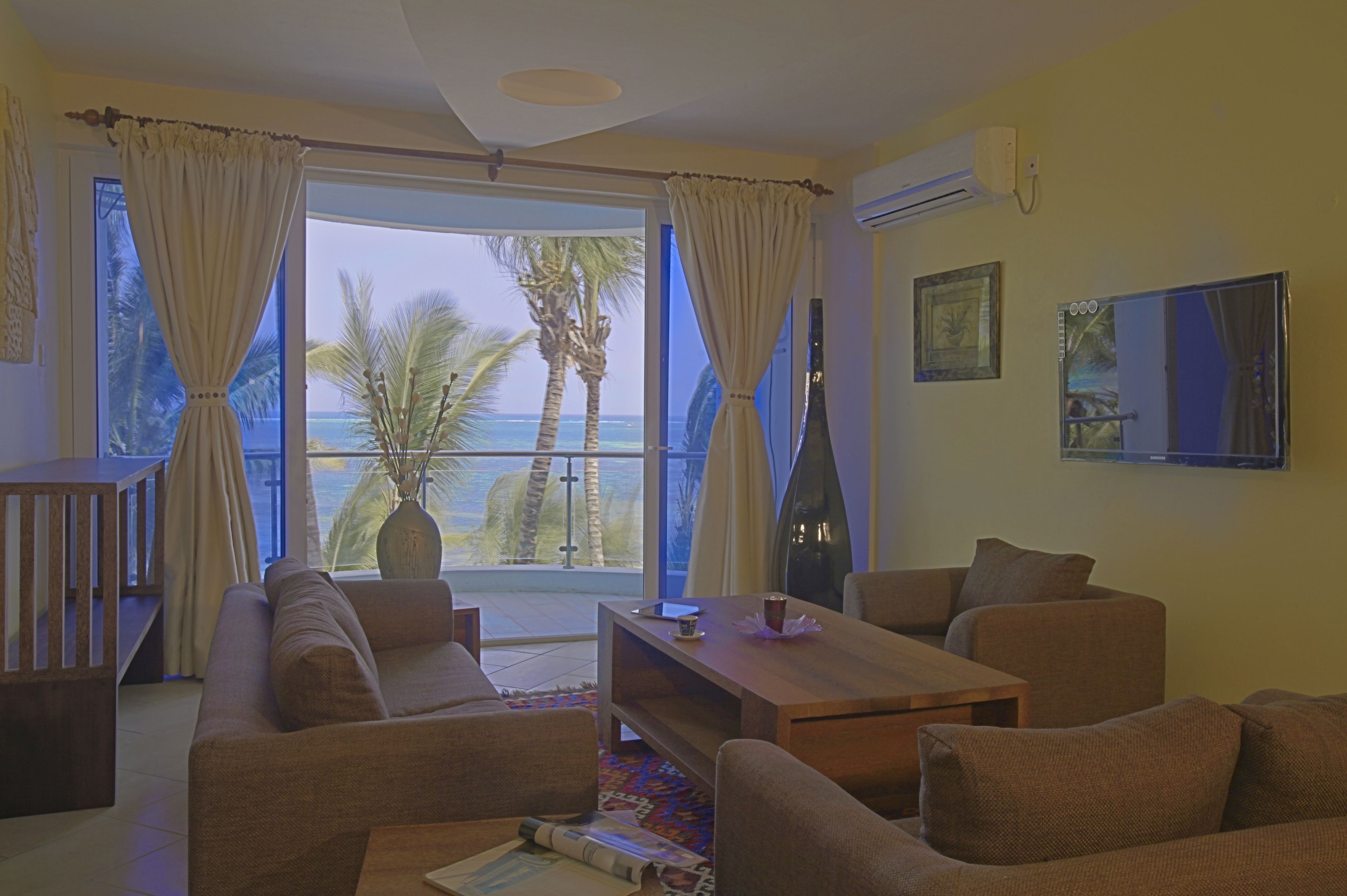 Apartment, 3 Bedrooms | Living room | 43-inch flat-screen TV with satellite channels, TV