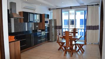 Apartemen, 3 kamar tidur | Dapur pribadi | Lemari es, microwave, kompor, dan ketel listrik