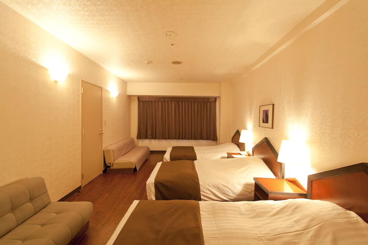 Deluxe Triple Room, Non Smoking (with Sofa Bed) | 1 bilik tidur, peti besi dalam bilik, langsir/tirai gelap terus