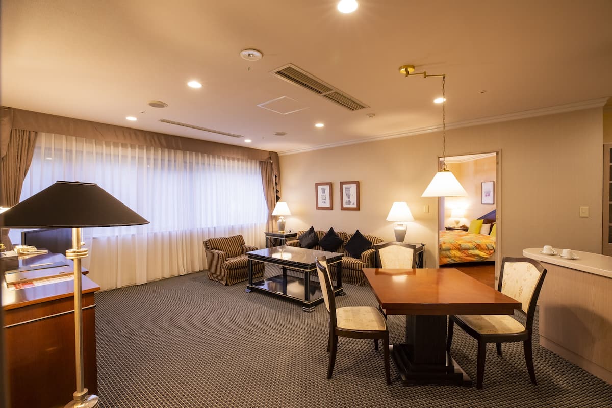 Suite, 2 Katil Bujang (Single), Non Smoking | 1 bilik tidur, peti besi dalam bilik, langsir/tirai gelap terus