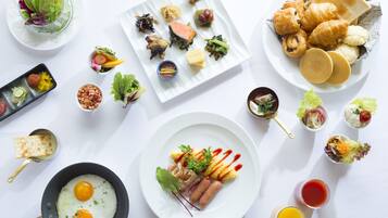 Petit déjeuner buffet (2200 JPY par personne)