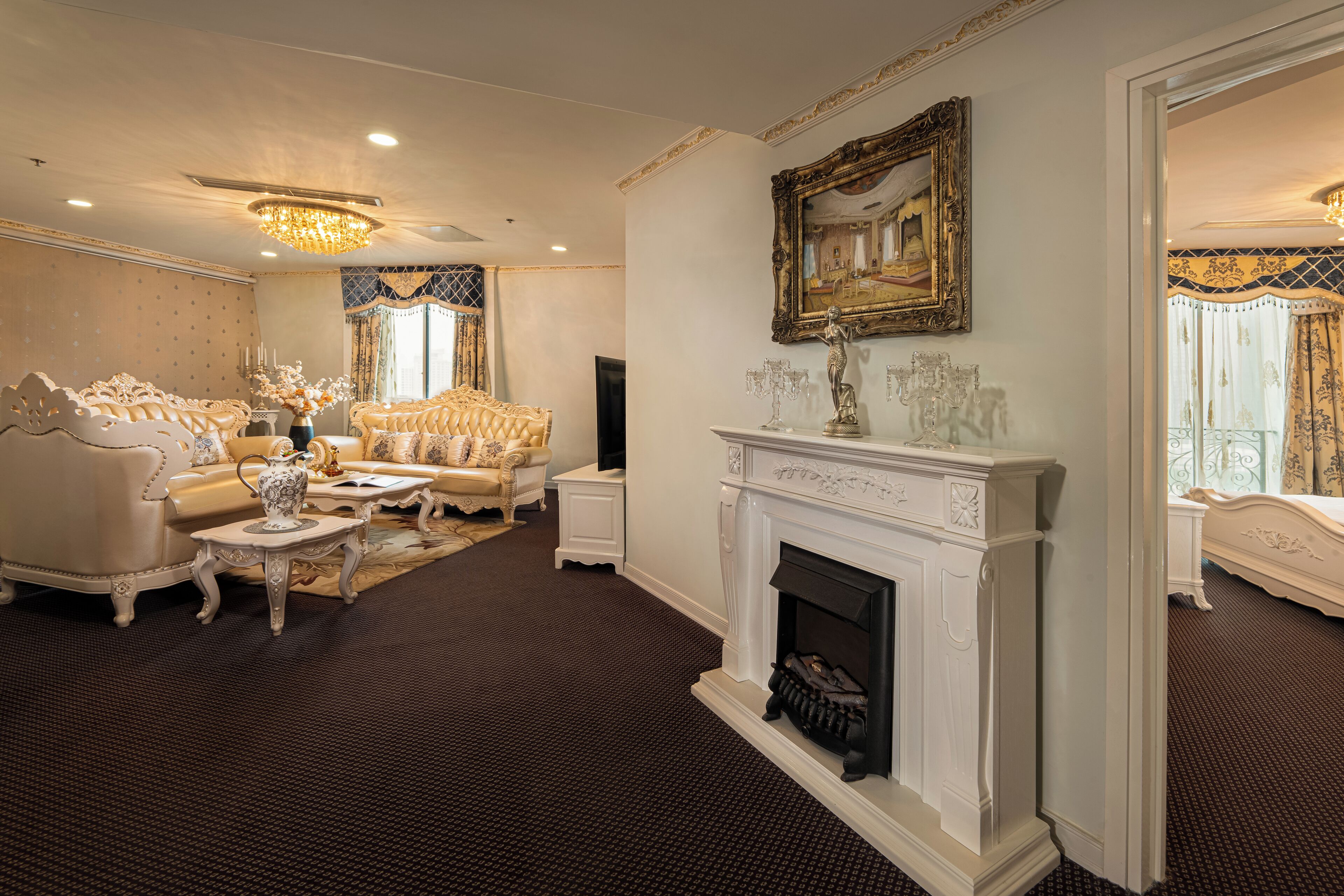 Un salón lujoso con muebles ornamentales, una chimenea y un espejo grande.