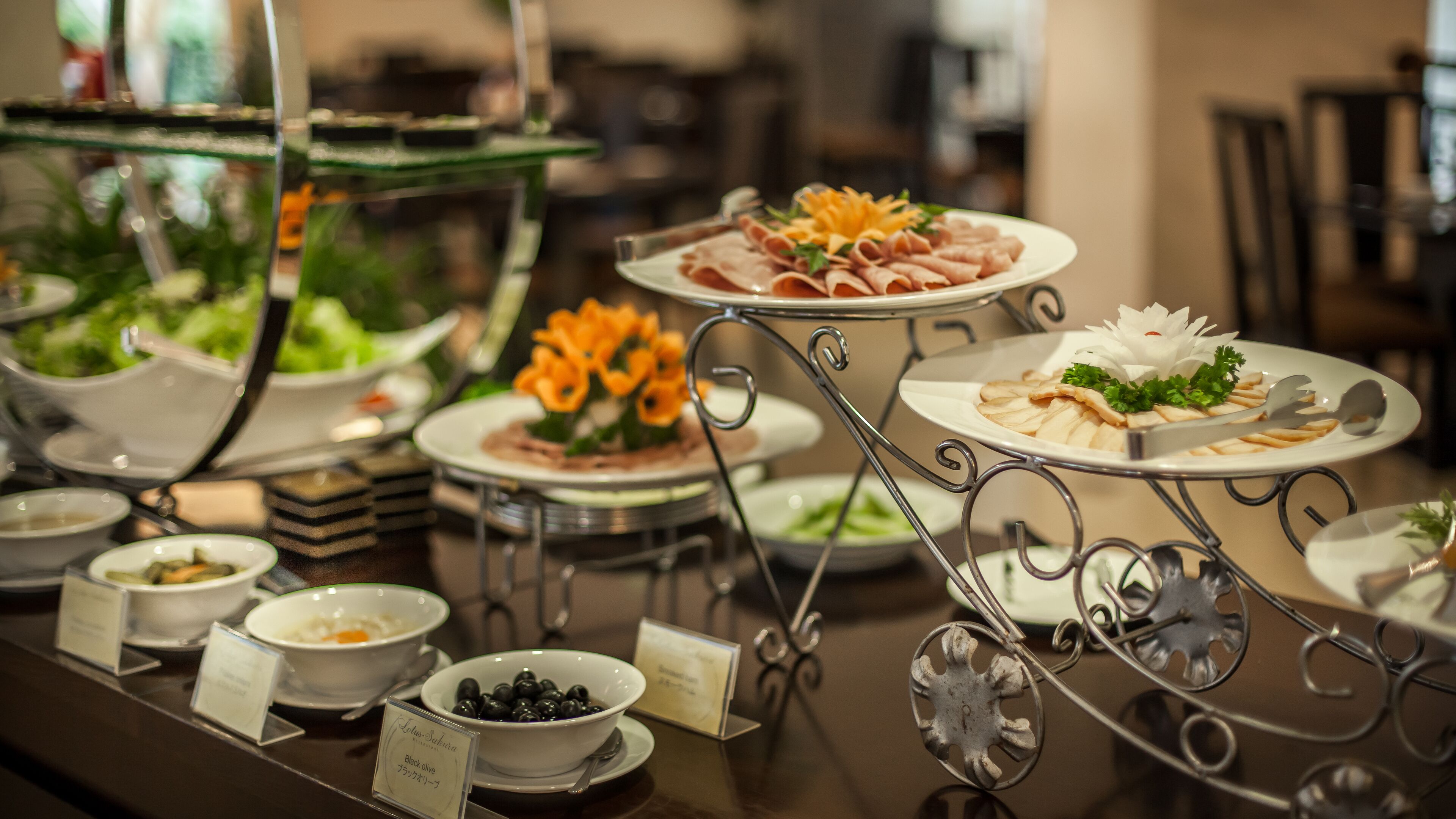 Een buffet met diverse gerechten en een bordje met Schwarzwälder Olijf.