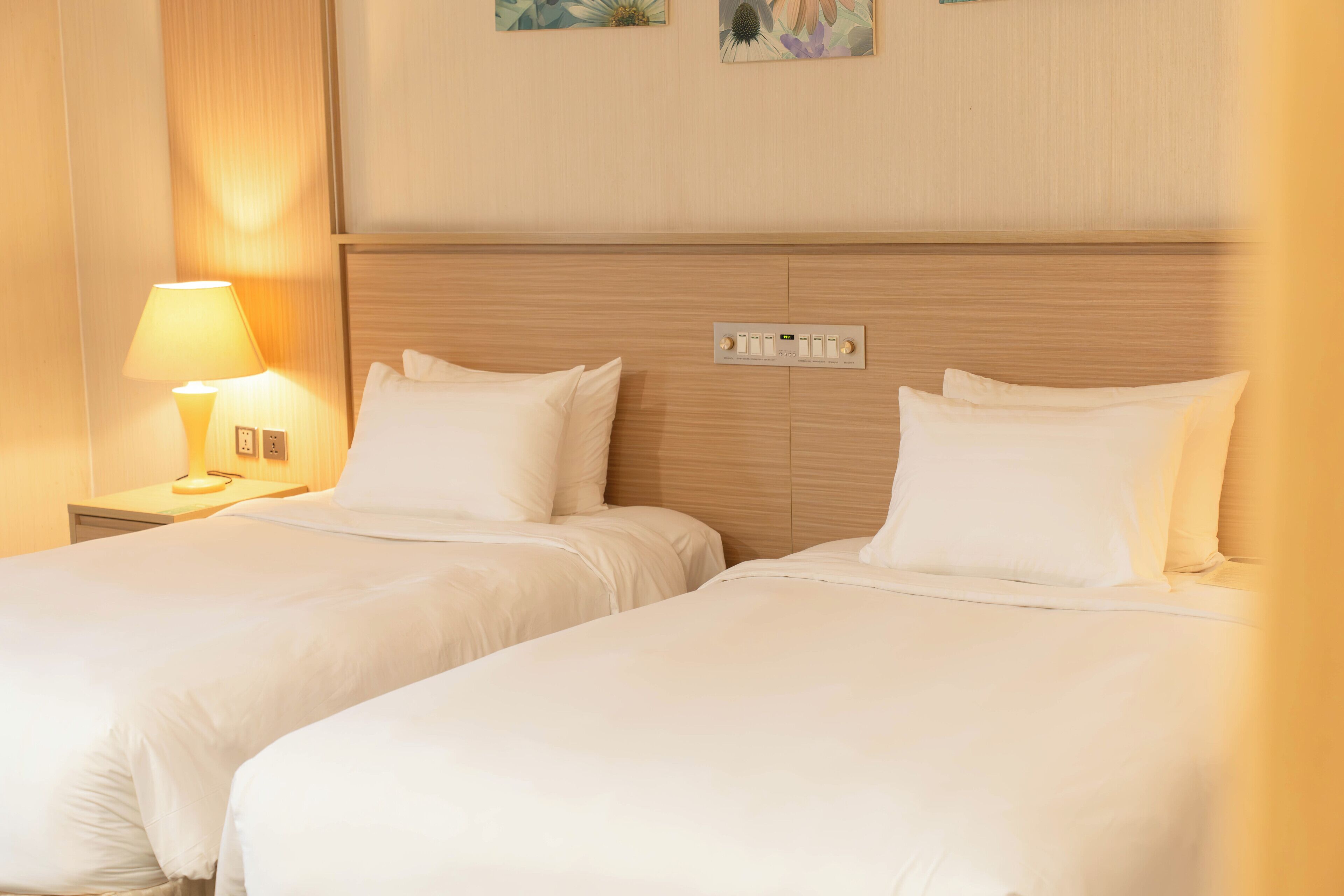 Kahden hengen deluxe-huone (kaksi sänkyä) | Ylelliset vuodevaatteet, memory foam -patjalliset sängyt, minibaari