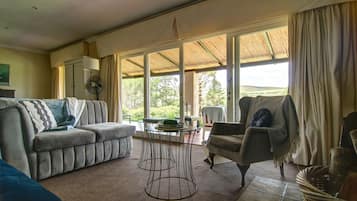 Quarto casal lua de mel (Manor House) | Área de estar | TV de tela plana, DVD player