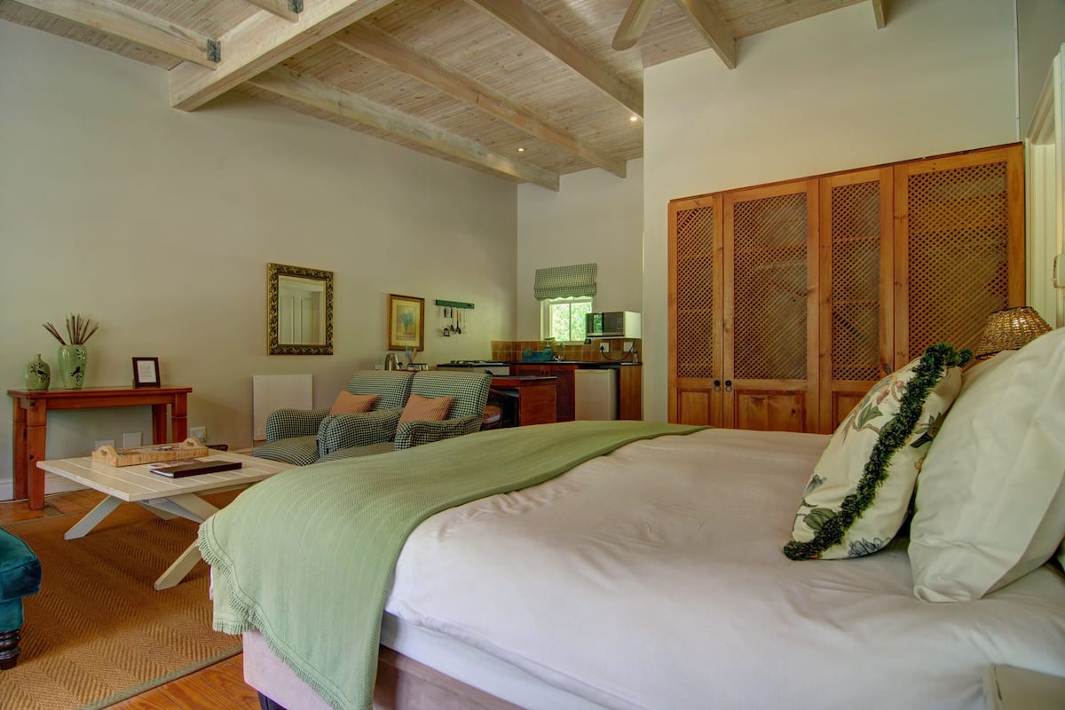 Mountain View Family Cottage | 4 bedrooms, minibar, in-room safe, individually decorated