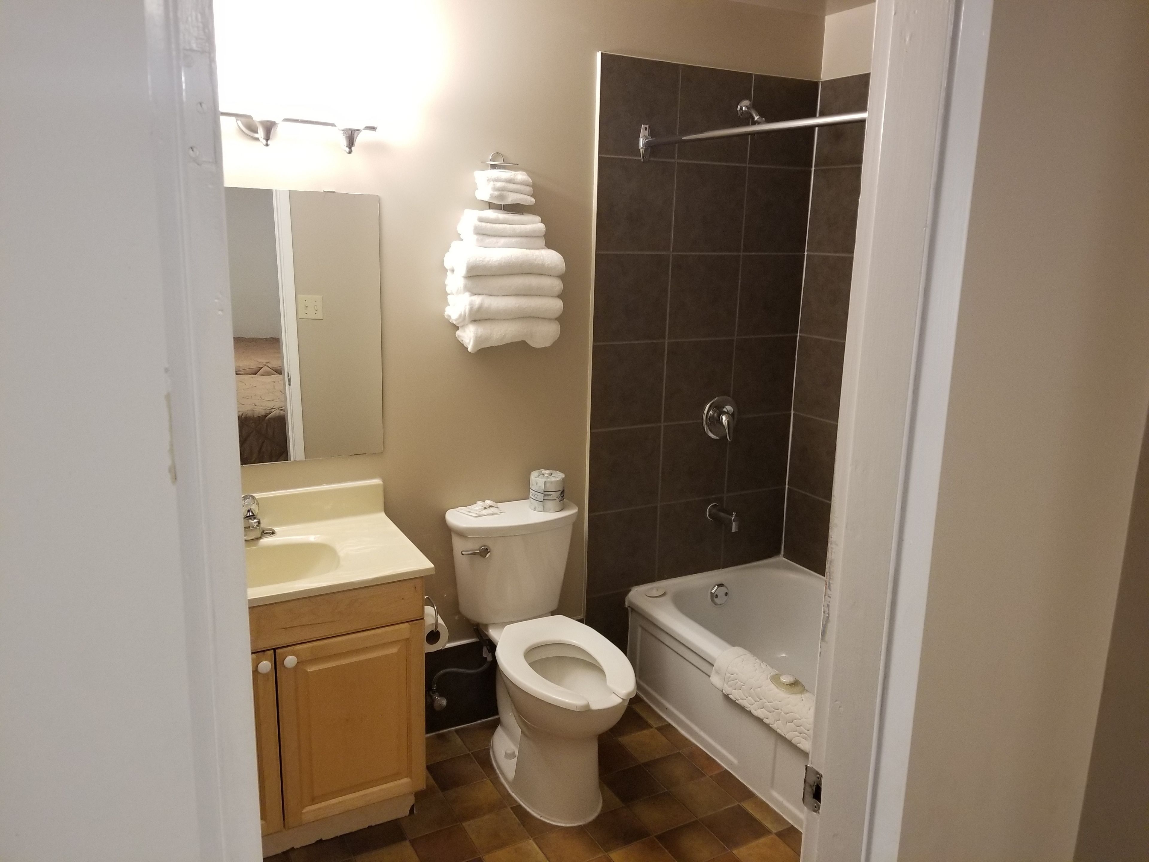 Suíte família, várias camas, cozinha (Two rooms) | Banheiro | Toalhas de banho 