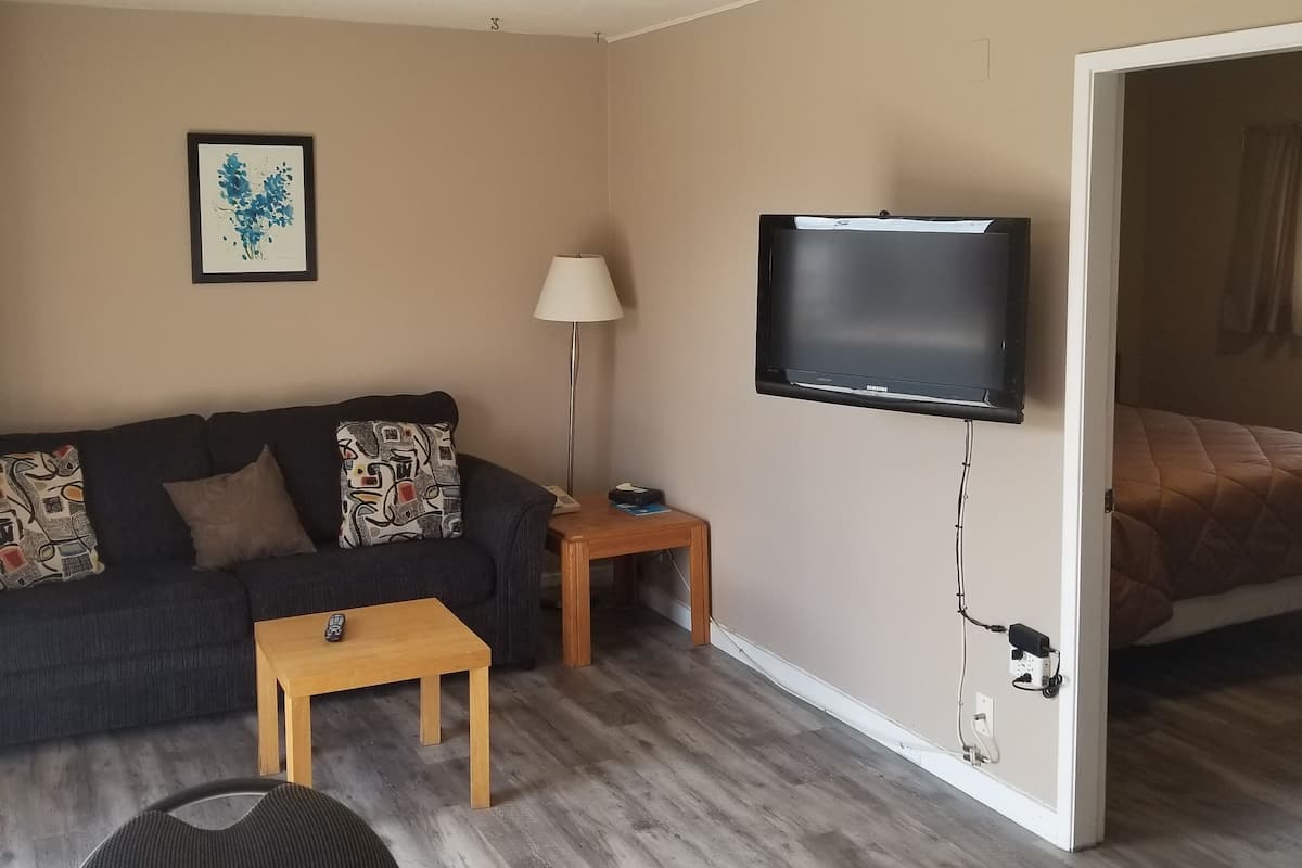 Suite, 1 Queen Bed, Kitchen (Two rooms) | Free WiFi, bed sheets