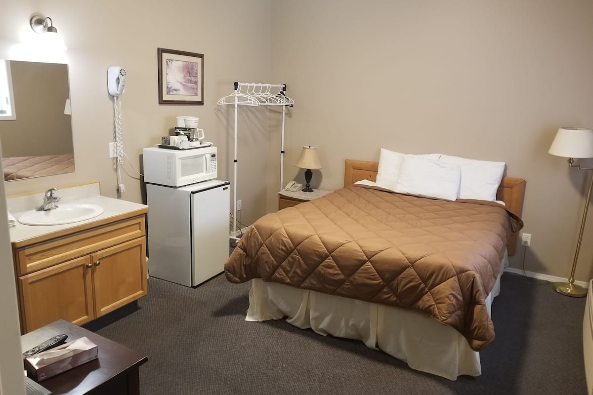 Studio Suite, 1 Queen Bed | Free WiFi, bed sheets