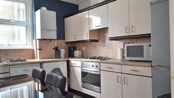 Geladeira grande, micro-ondas, fogão, cooktop