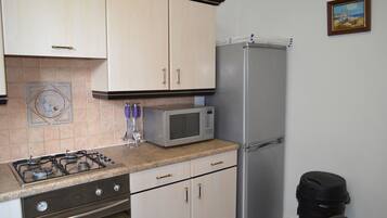 Geladeira grande, micro-ondas, fogão, cooktop