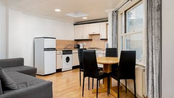 Una televisión de pantalla plana