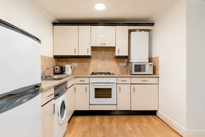 Habitació doble, bany compartit (Shared Apartment) | Cuina compartida | Frigorífic gran, microones, forn i placa de cuina 