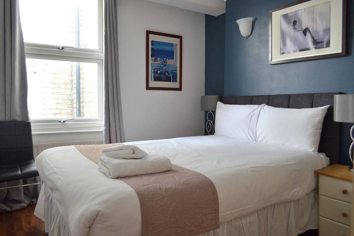 Iron/ironing board, WiFi (free), bed sheets
